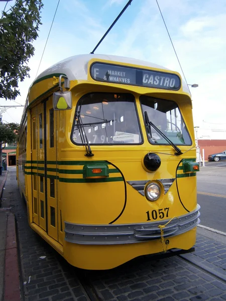 Comboio F-Line MUNI amarelo estacionado — Fotografia de Stock