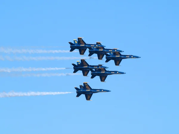 Six Blue Angels fly in tight triangle formation as afterburns fi — Stock Photo, Image