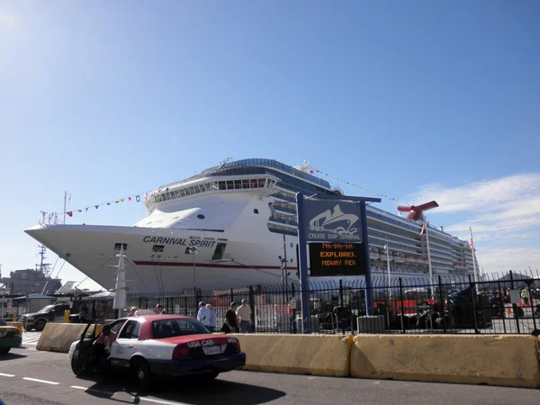 Круизный лайнер Carnival Spirit в порту загружается пассажирами — стоковое фото