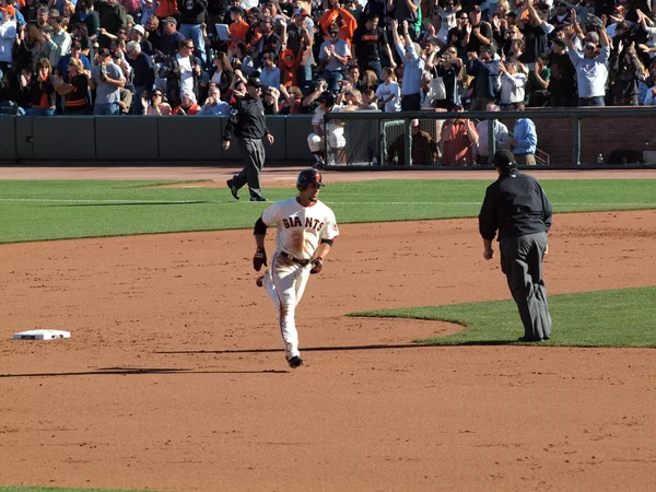 Gigantes Andres Torres passa a segunda base enquanto ele arredonda as Bases — Fotografia de Stock