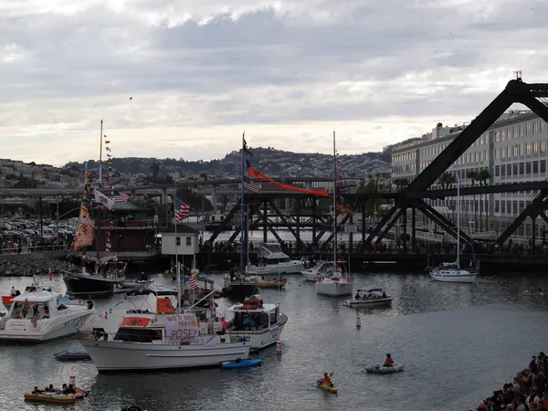 McCovey Cove cheio de barcos e com Third Street Brid — Fotografia de Stock