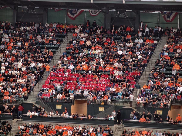 Kemasi kaos merah Ranger penggemar di tribun antara Giants Fans — Stok Foto