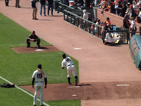 Giants Matt Cain releases throw to Catcher Buster Posey during B — Stok Foto