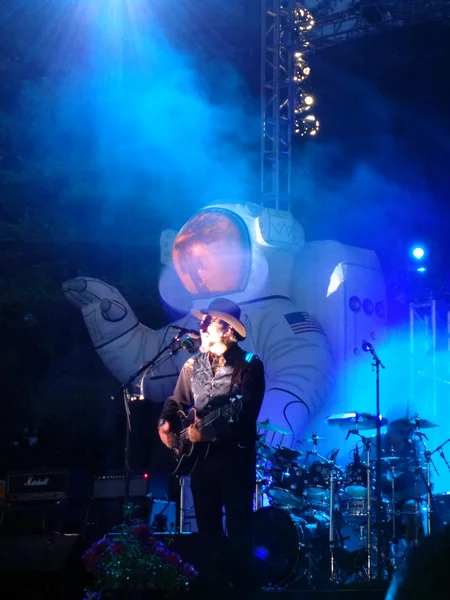 Wokalista Primus śpiewa na scenie z niebieskie światła i mgła s — Zdjęcie stockowe