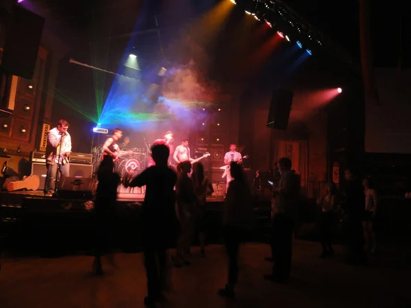 80 's banda de covers fuerte como toro juega música en el escenario como multitud d — Foto de Stock