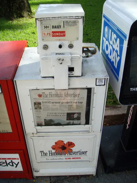 Distribuidor de jornais para o anunciante de Honolulu — Fotografia de Stock