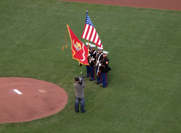 Les marines tiennent des drapeaux pendant l'hymne national — Photo