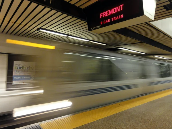 Bart tren istasyonu platformu içine hızları — Stok fotoğraf