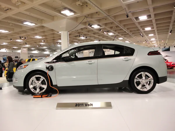 Auto híbrido enchufable el Chevy Volt en exhibición en una plataforma giratoria —  Fotos de Stock