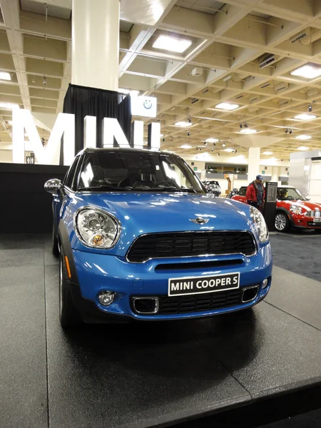 Mini Cooper S на дисплее — стоковое фото