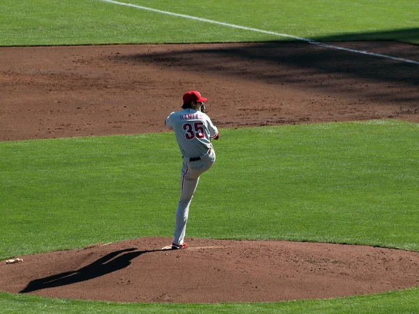 Phillies cole hamels unosi nogi wysoki jak on ustawia do rzut boiska — Zdjęcie stockowe
