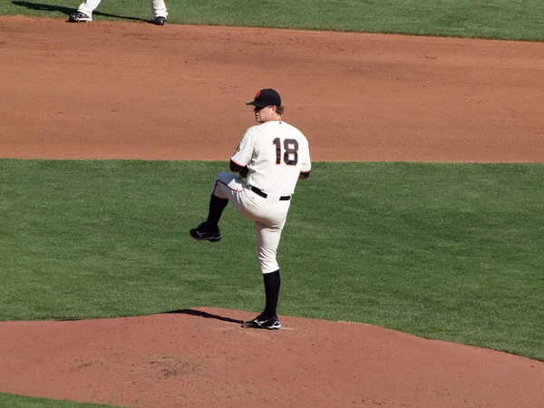 Pitcher matt cain lyfter benet för att kasta pitch — Stockfoto