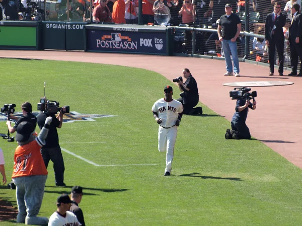 Giants Edgar Renteria runs onto the field during pregame introdu — Stock Photo, Image