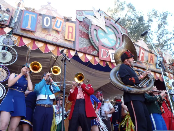 Mucca Pazza, a self-described "circus-punk marching band" perfor — Stock Photo, Image