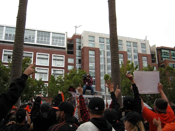 : Giants Fans go crazy for Cameraman on top of TV Van — Stock Photo, Image