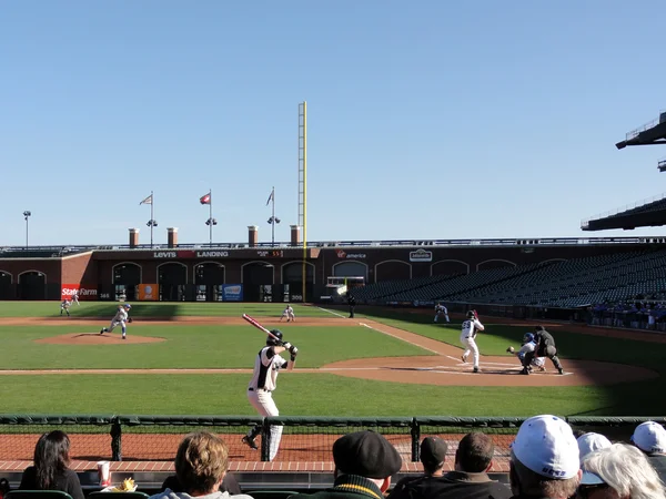 Pitcher throws pitch to batter — Stock Photo, Image