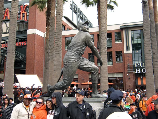Pose in front of Willie Mays Statue next to Policemen — Stock Photo, Image