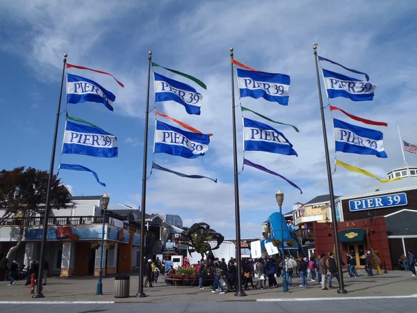 Pier 39 Bandiere sventolano nel vento come check out cabine 3DS — Foto Stock
