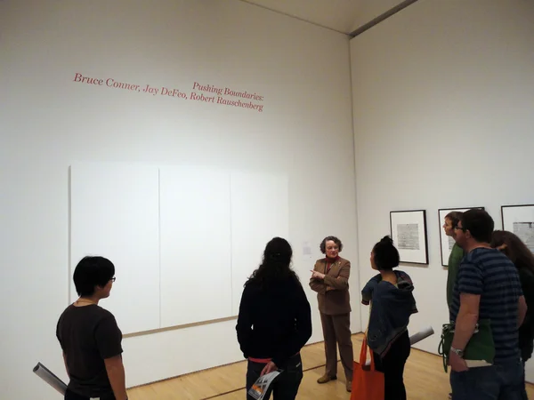Docent explains White Painting by Robert Rauschenberg — Stock Photo, Image