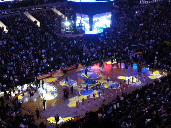 Start of game light show goes on as cheerleaders pump up fans — Stock Photo, Image