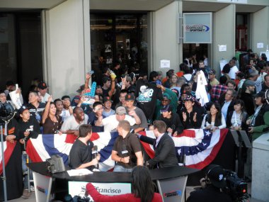 fan hokey oyuncusu ile bir röportaj mikrofonu kontu alkış joe