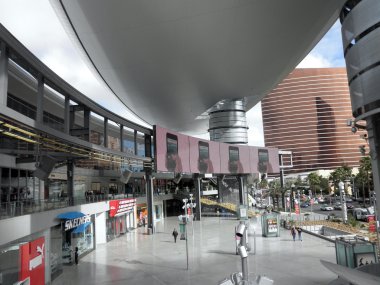 moda gösterisi plaza alan ekranlarda reklamlar yayınlayın