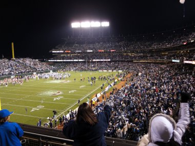 UNR fan alan oyunun sonunda oyuncular acele tezahürat