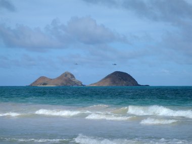mokulua adalarında askeri helikopter uçmak