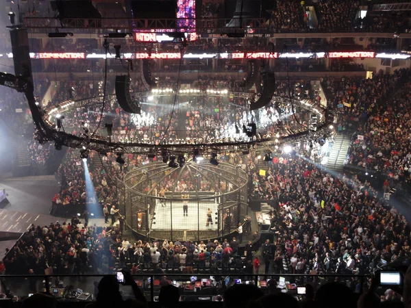 Ref holds belt up in middle of Ring before Elimination Chamber M — Stock Photo, Image