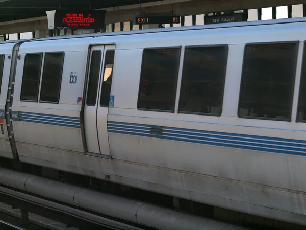 Bart tåget på väg till dublin pleasanton drar in i västra oaklan — Stockfoto