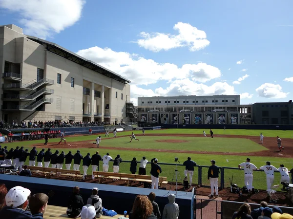 Utah Catcher regarde vers le haut en essayant d'attraper balle surgi pendant un bu — Photo