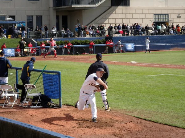 Cal relief pitcher steg framåt att kasta pitch medan du värmer upp — Stockfoto