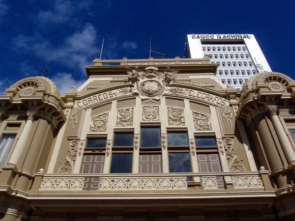 Edifício Correos Telegrafos com edifício do Banco Nacional por trás — Fotografia de Stock