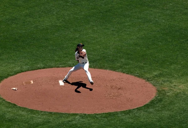 El lanzador de Giants Tim Lincecum da un paso adelante para lanzar un lanzamiento — Foto de Stock