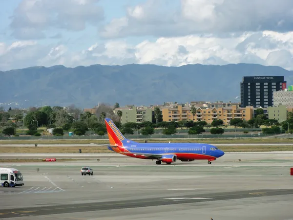 Southwest Plane se sienta en la pista de aterrizaje de LAX con ganas de despegar — Foto de Stock