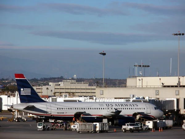 US Airways Plane está cargado con bolsas para el próximo vuelo — Foto de Stock