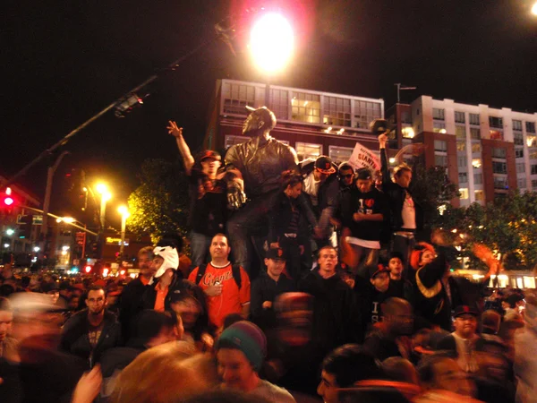 Stå på toppen Willie Mays statue for at fejre Giants w - Stock-foto