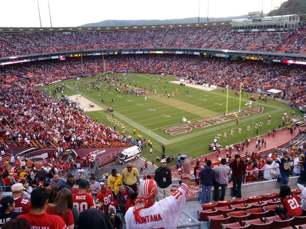 Fans cheer as 49ers celebrate win on field — Stock Photo, Image