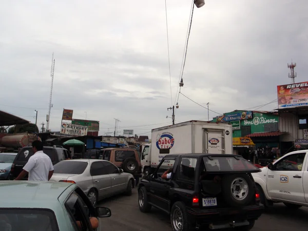 Larga fila de coches esperando cruzar la frontera costarricense hacia P — Foto de Stock