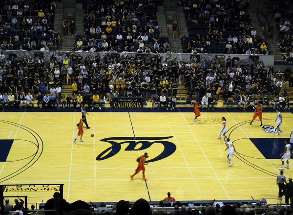 Jugador del estado de Oregon Dribbles pelota abajo de la cancha — Foto de Stock