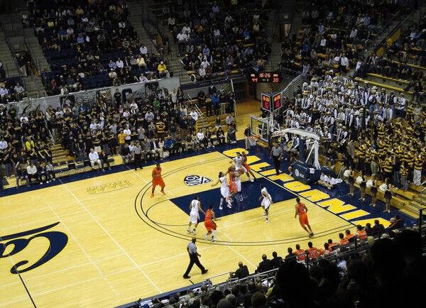 Игрок штата Орегон Лэйтен Уоллес готовится к отстрелу.
