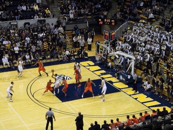 Игрок в движении, чтобы передать мяч
