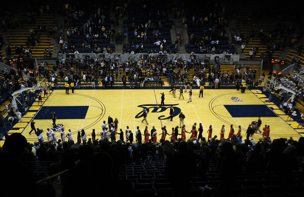 Игрок пожимает руку в конце игры
