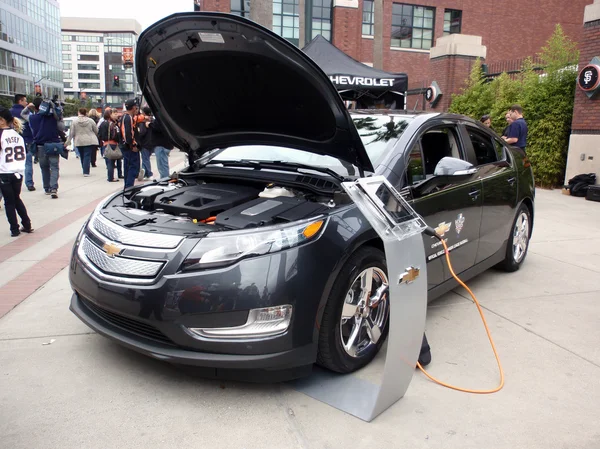 Chevy Volt en exhibición en el estadio de béisbol con capucha abierta para mostrar ele —  Fotos de Stock