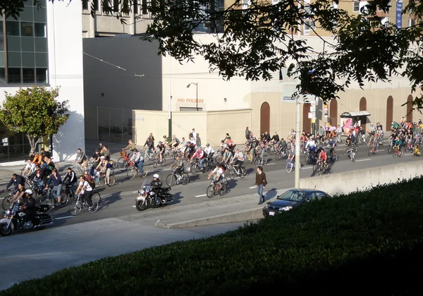 Critques Les motards de masse descendent la 3ème rue en masse — Photo