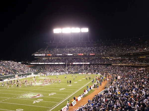 Players on both teams run off the field at half time — Stock Photo, Image