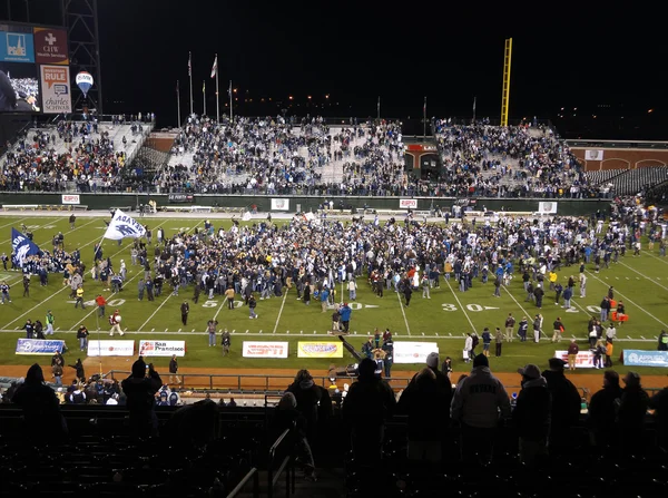 UNR Fan Cheer como jogadores e fãs celebram no campo após e — Fotografia de Stock