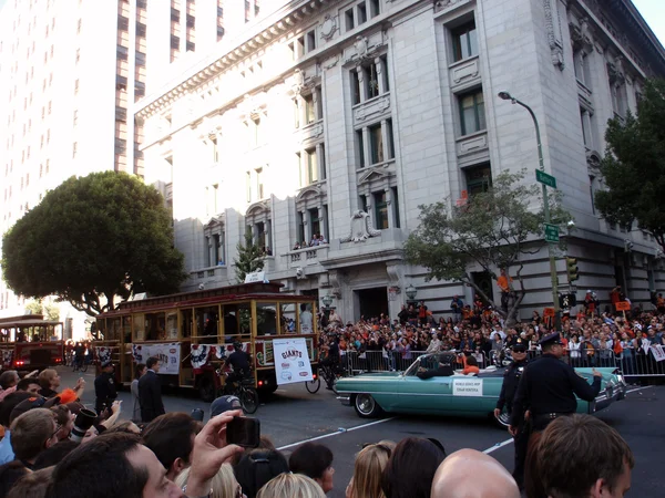 Giants fãs celebram a passagem de carrinhos e carro clássico fe — Fotografia de Stock