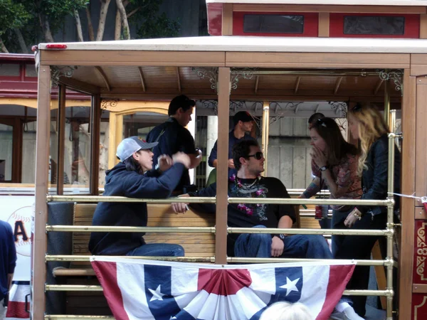 Giants Tim Lincecum and dan runzler sit on Trolley and talk stor — Stock Photo, Image