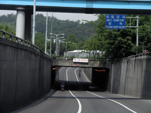 Bikes race down highway underpass in Seoul — Stock Photo, Image